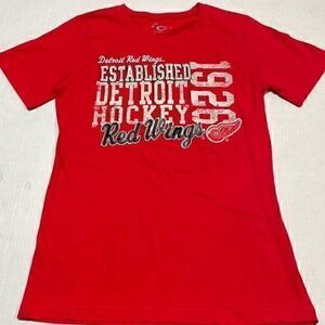 Detroit redwings women’s hockey T-shirt. Red. Size M.